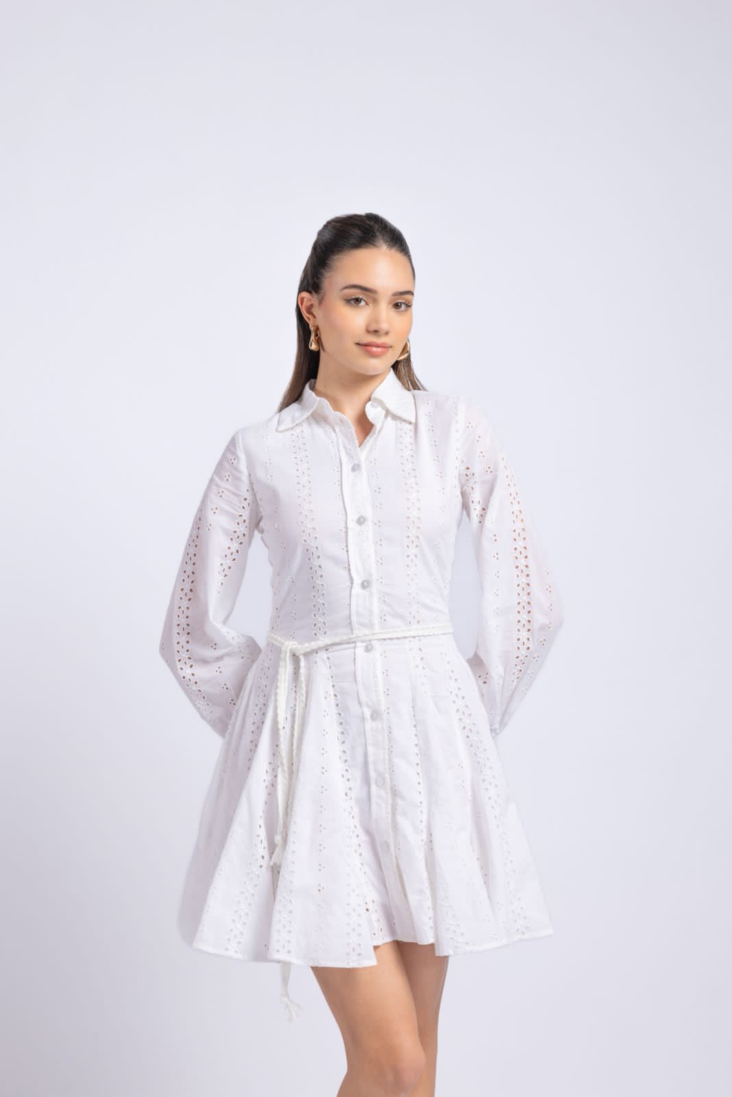 Short dress paired with a cotton tie-up belt. (White)